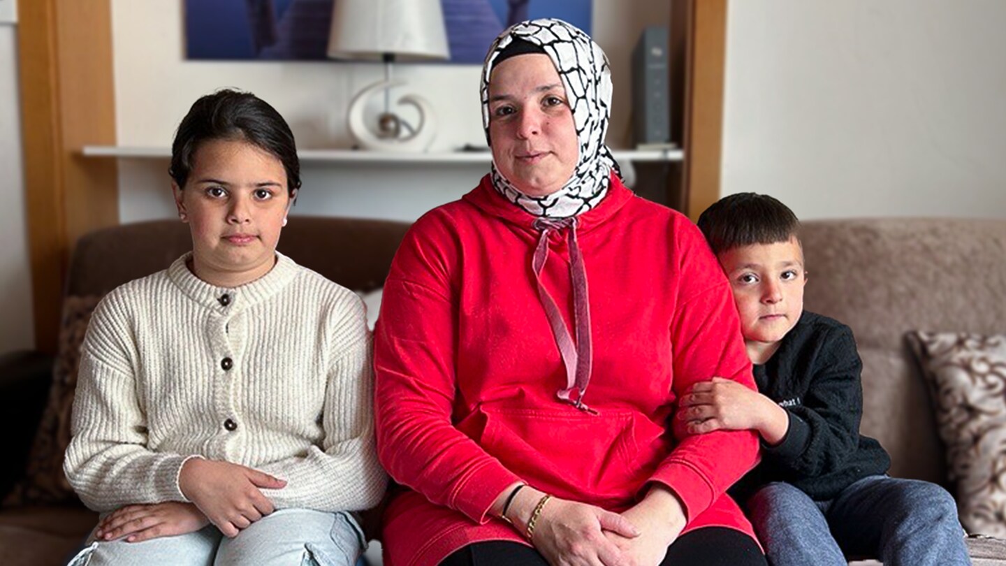 Mutter Gül sitzt mit ihren zwei Kindern im Wohnzimmer. Die Familie sucht eine neue und bezahlbare Wohnung.