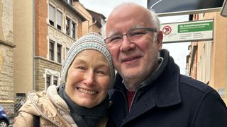 Wir treffen zufällig in Stuttgart-Ost auf Genia und Michael. Das Ehepaar liegt sich im Arm und lächelt in die Kamera.