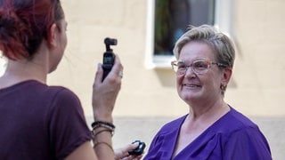 Wir treffen Walli zufällig in Göppingen. Sie trägt eine bunte Brille und ein lilafarbenes Shirt. Ihre lebensfrohe Ausstrahlung zieht uns in den Bann.