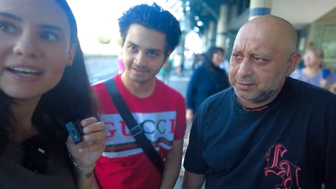 Ahmet und sein Vater kaufen regelmäßig bei der Tafel ein. Wir treffen sie zufällig in der Warteschlange und sprechen mit ihnen über Luxus. 