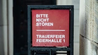 Sabine singt am Pragfriedhof für Verstorbene