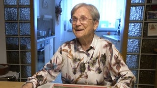 Irmgard wohnt seit über 60 Jahren in ihrer Wohnung in einem Hochhaus in Stuttgart-Rot.