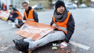 Moritz hat sich, während der bei Letzten Generation aktiv war, mehrfach auf Straßen festgeklebt, um für die Umsetzung der Klimaziele zu demonstrieren.