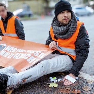 Moritz hat sich, während der bei Letzten Generation aktiv war, mehrfach auf Straßen festgeklebt, um für die Umsetzung der Klimaziele zu demonstrieren.