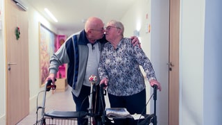 Gerhard und Waltraud haben sich im Alter von 90 Jahren im Altenheim kennen und lieben gelernt. Jeden Abend gibt es einen Gutenachtkuss.