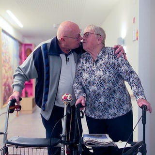 Gerhard und Waltraud haben sich im Alter von 90 Jahren im Altenheim kennen und lieben gelernt. Jeden Abend gibt es einen Gutenachtkuss.