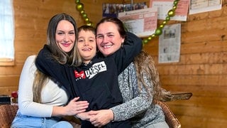 Haris, seine Mutter Levina und seine Schwester Farisa sind dankbar für die Reittherapie, die durch Ehrenamtliche und Spenden ermöglicht wird.