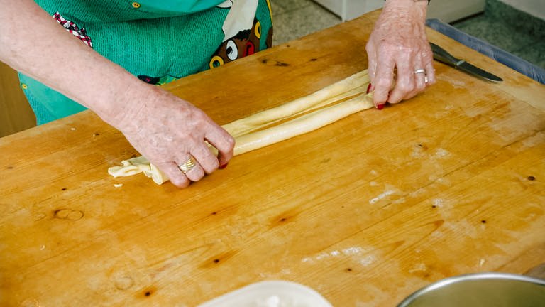 Oma Helga rollt den Strudeln-Teig