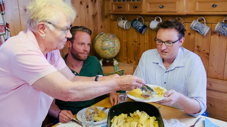 Oma Helga verteilt Strudeln