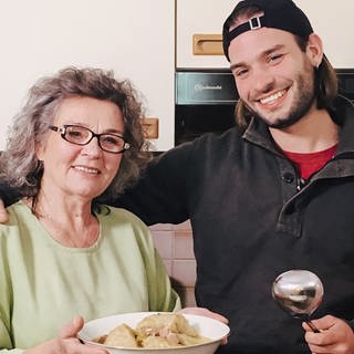 Oma und Enkel mit selbst gekochtem Sarma