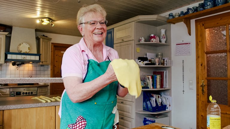 Oma Helga macht Strudeln-Teig