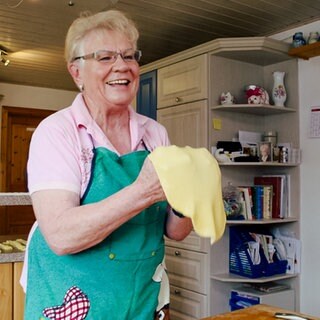 Oma Helga macht Strudeln-Teig