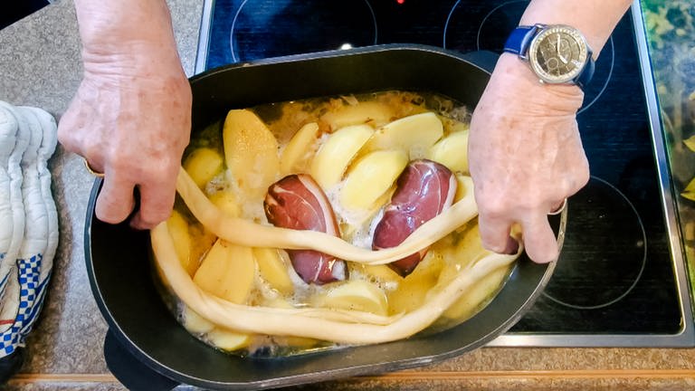 Oma Helgas Strudeln - Kartoffeln und Schinkenspeck