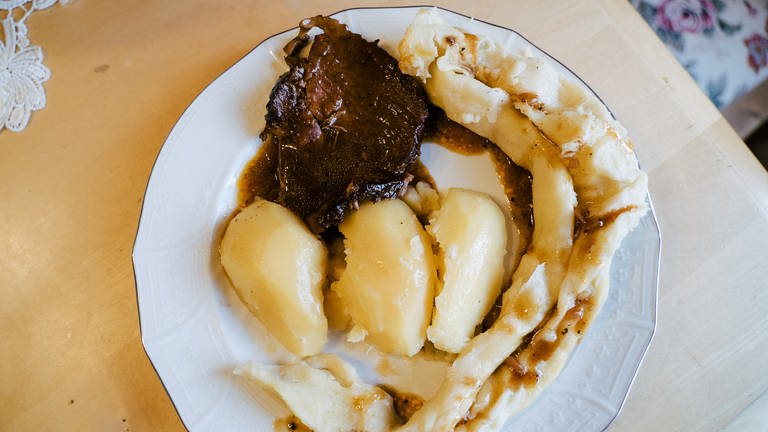 Oma Helgas Strudeln - Schweinebraten mit Kartoffeln und Strudeln