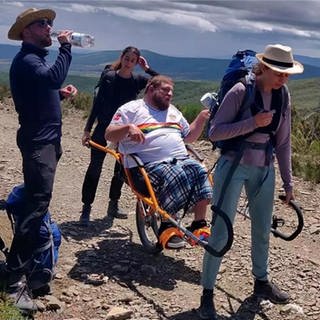 Tobias pilgert im Rollstuhl auf dem Jakobsweg