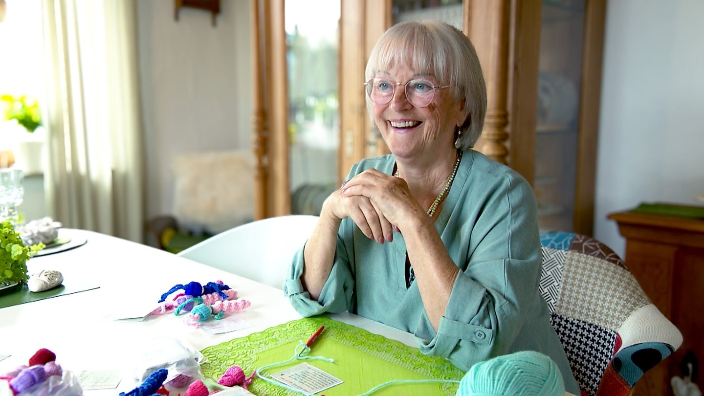 Strahlend lacht die 78-jährige Carin in die Kamera. Schon über 3.000 Glücksbringer hat sie gehäkelt und verschenkt.