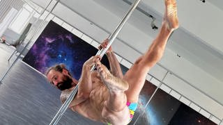 Poledancer Patrick tanzt an der Stange. Er hat ein Poledance Studio in Langenau eröffnet.