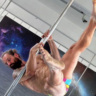 Poledancer Patrick tanzt an der Stange. Er hat ein Poledance Studio in Langenau eröffnet.