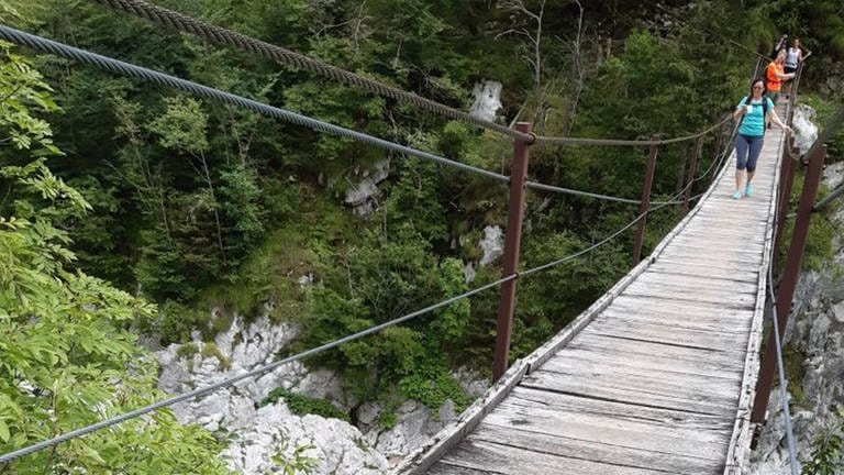 Lange Holzbrücke mit Löchern