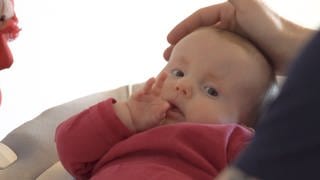 Neugeborenes Baby mit Trisomie 18