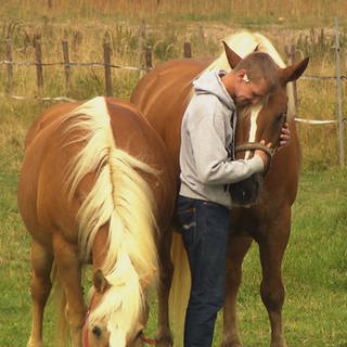 Eine tiergestützte Suchttherapie hilft Alexander ein neues Leben zu beginnen