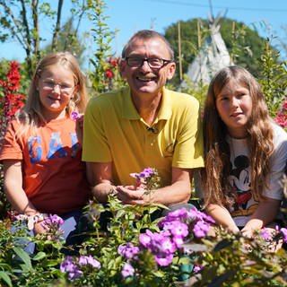 Gärtner mit Kindern im Garten