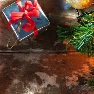 Weihnachtsgeschenke und ein Weihnachtsbaum mit Kugeln