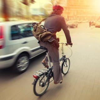 #besserRadfahren: Gefährliche Situation beim Fahrradfahren - Auto fährt sehr nah und mit hoher Geschindigkeit an Radfahrerin vorbei.