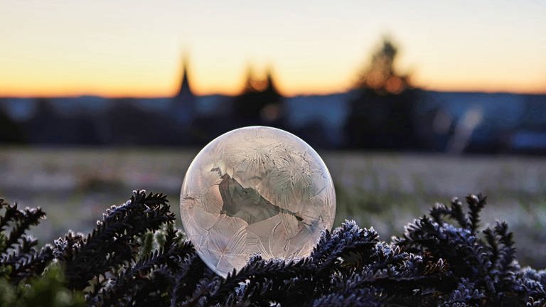 Gefrorene Seifenblase am frühen Morgen