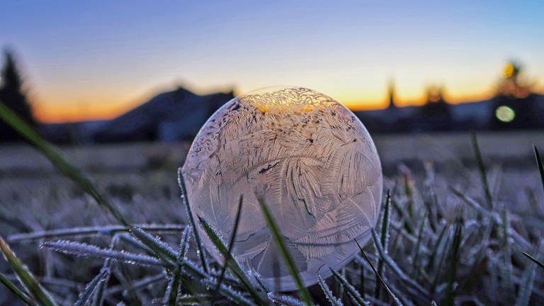 Gefrorene Seifenblase am frühen Morgen