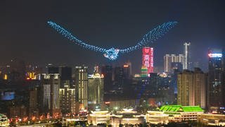 Lichtkunst mit Drohnen in Form eines Vogels