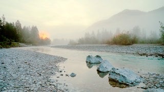 Gebirgsfluss in der Dämmerung