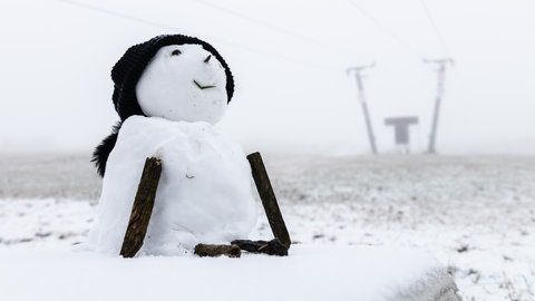 Ein Schneemann auf dem Feldberg im Schwarzwald. Oberhalb von etwa 700 Metern, also in den Höhen des Schwarzwaldes, könnte es schneien.