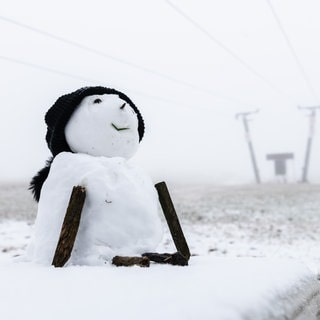 Ein Schneemann auf dem Feldberg im Schwarzwald. Oberhalb von etwa 700 Metern, also in den Höhen des Schwarzwaldes, könnte es schneien.