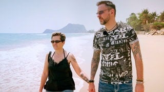 Stefan und Alex aus Heidelberg laufen am Strand in Thailand in der Doku "THAILAND FÜR IMMER, Macht auswandern glücklich?".