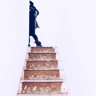 Eine Frau geht eine Treppe hinauf