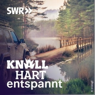 Keyvisual Knallhart entspannt Staffel 1: Ramponierter Geländewagen, der vor einem See abgestellt wurde - vielleicht von Blockbuster-Held Bruce Willis alias seiner deutschen Synchronstimme Manfred Lehmann, die im Podcast "Knallhart entspannt" zu hören ist