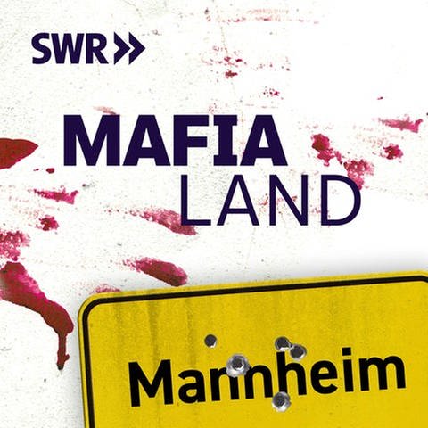 MAFIA LAND - Die deutsche Spur: Staffel 2 in der ARD Audiothek (Bild: weißer Hintergrund Blut beschmiert mit Schriftzug "MAFIA LAND" und dem Ortschild von Mannheim mit Einschüssen)
