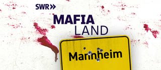 Weißer Hintergrund Blut beschmiert mit Schriftzug "MAFIA LAND" und dem Ortschild von Mannheim mit Einschüssen (Der SWR Podcast MAFIA LAND - Die deutsche Spur: Staffel 2 in der ARD Audiothek)