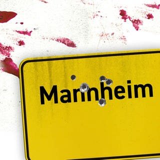 Weißer Hintergrund Blut beschmiert mit dem Schriftzug "MAFIA LAND" und dem Ortschild von Mannheim mit Einschüssen (Der SWR Podcast MAFIA LAND - Die deutsche Spur: Staffel 2)