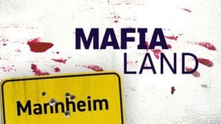 Weißer Hintergrund Blut beschmiert mit Schriftzug "MAFIA LAND" und dem Ortschild von Mannheim mit Einschüssen (Der SWR Podcast MAFIA LAND - Die deutsche Spur: Staffel 2 in der ARD Audiothek)