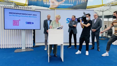 Die Medienpartnerschaft zwischen SWR und BUGA23 ist besiegelt - Landessenderdirektorin Stefanie Schneider unterzeichnet den Vertrag