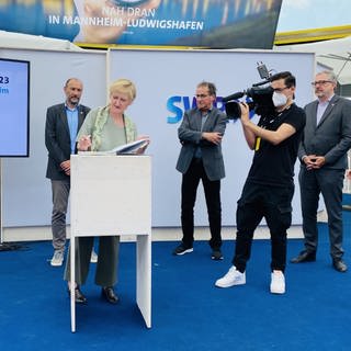 Die Medienpartnerschaft zwischen SWR und BUGA23 ist besiegelt - Landessenderdirektorin Stefanie Schneider unterzeichnet den Vertrag