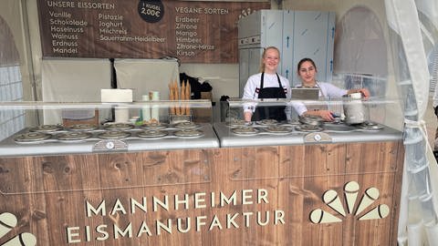 Eismanufaktur Mannheim: Michelle Sander (links) und Elona Dalibi (rechts) verkaufen auf dem Maimarkt Eisspezialitäten.