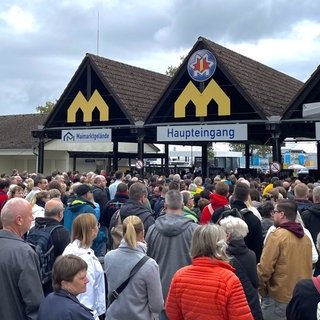 Andrang am Eingang am Eröffnungstag des Maimarkts