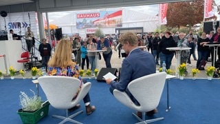 SWR-Gartenexpertin Heike Boomgaarden zu Gast im Gläsernen Studio auf dem Maimarkt Mannheim bei Moderator Gunnar Hollweg.