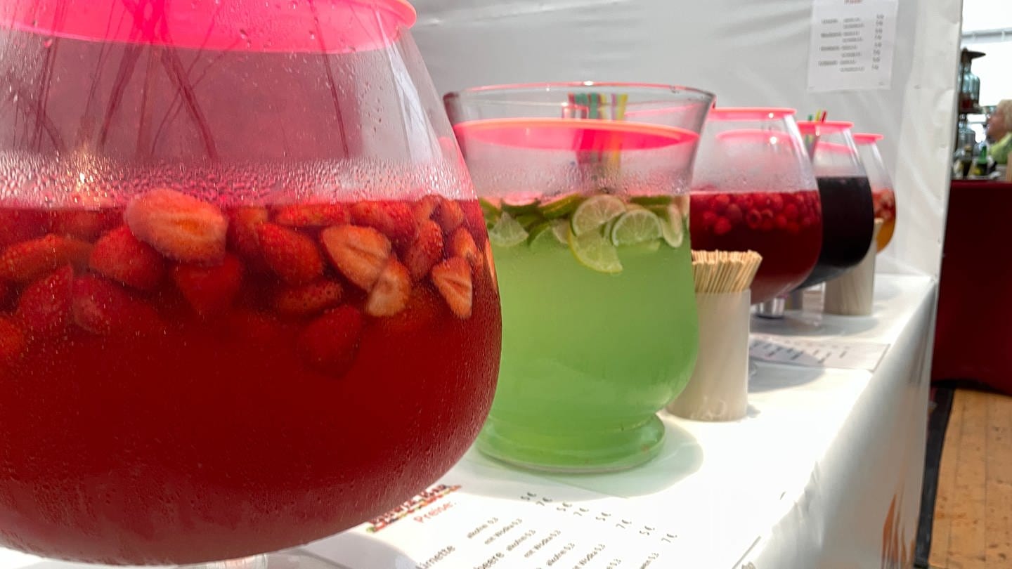 Bar mit alkoholfreier Früchtebowle auf dem Mannheimer Maimarkt.