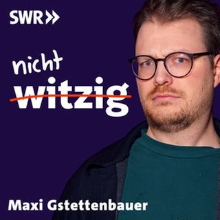 nicht witzig. Podcast-Folge mit Maxi Gstettenbauer. Autist redet mit Spaßvogel über Humor und Witz (Foto zeigt Sprechblase mit Maxi Gstettenbauer mit Schriftzug nicht witzig und SWR-Logo)