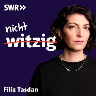 Video Podcast nicht witzig – Humor ist, wenn die anderen lachen. Zu sehen ist das Logo des Deep Talk Comedy Podcasts nicht witzig und der Gast der Sendung, Filiz Tasdan.