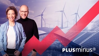 Plusminus-Podcast-Hosts Anna Planken und David Ahlf vor Windrädern und Solarpaneelen. In dieser Folge fragen sie, wann Strom aus Wind und Sonne in Deutschland endlich billig wird. 